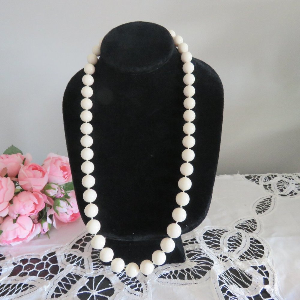 Vintage 1960s Plastic Bead Necklace